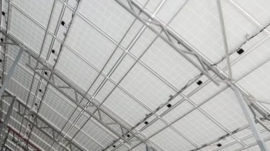 güneş paneli nin arka yüzü. elektrik telleri ile alüminyum konstrüksiyon.