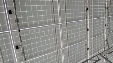 güneşten güneş enerjisi santrali alternatif enerji arka yan görünümü fotovoltaik güneş panelleri.