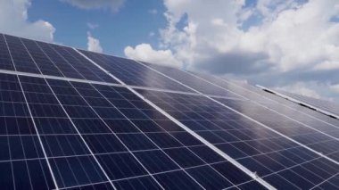 Bulutlar ile mavi gökyüzü bir arka plan üzerinde güneş silikon paneller 2 satır. Güneş Enerjisi Santrali.