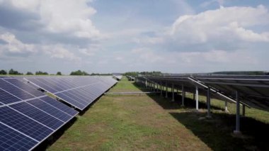 Yeşil bir alanda güneş panelleri. Doğal güneş enerjisi istasyonu enerji Fotovoltaik.