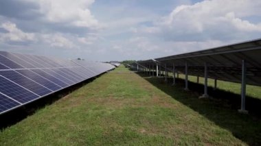 Yenilenebilir elektrik üretimi için güneş enerjisi panelleri olan yeşil alan.