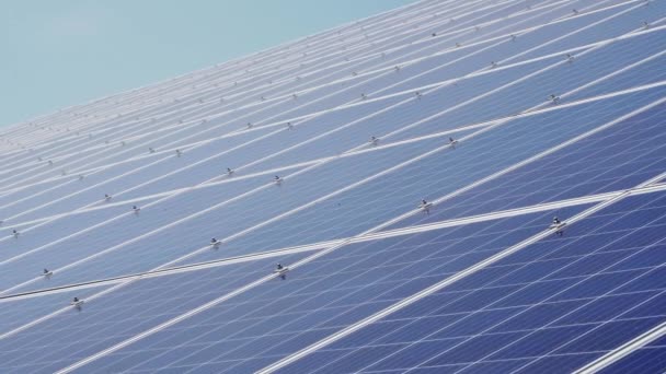 对抗深蓝天空的太阳能电池板。替代能源. — 图库视频影像