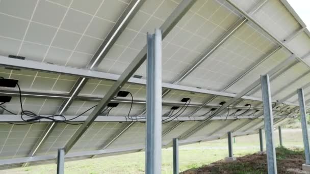Vista lateral traseira fileiras matriz de células solares de silício policristalino ou fotovoltaico em usina de energia solar — Vídeo de Stock