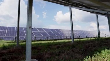 Bir güneş enerjisi santralinin yeşil alanda güneş panelleri birçok satır. Koruma Ekolojisi Kavramı.