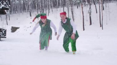 Komik elfler taze kar yağdığında mutlu olurlar. Noel Baba 'nın evi Noel' den önce.