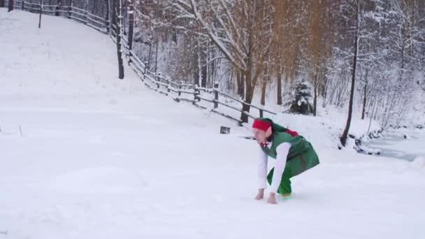 Due Allegri Elfi Abiti Verdi Giocano Palle Neve Vicino Alla — Video Stock