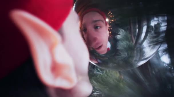 Santa Claus Funny Elves Play Christmas Toy Hangs Window — ストック動画