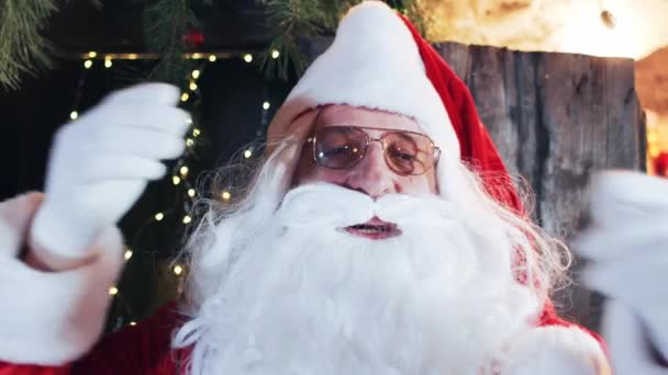 Άγιος Βασίλης Προλογίζει Και Ισιώνει Λευκή Γενειάδα Και Μουστάκι Του — Αρχείο Βίντεο
