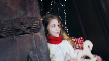 Küçük kız Noel Baba 'ya yeni yıl atı veriyor.