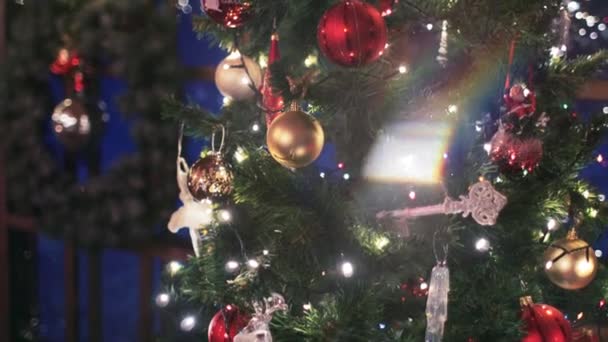 Helder Kleurrijk Kerstspeelgoed Ballen Decoraties Een Kerstboom — Stockvideo