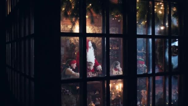 Рождественская Резиденция Санта Клауса Дети Эльфы Играют Игрушками Вид Улицы — стоковое видео
