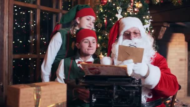 Babbo Natale Gli Elfi Nella Residenza Leggono Lettere Bambini Decorazioni — Video Stock