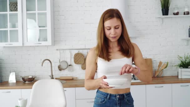 Chica Cocina Come Granola Plato Para Desayuno Alimento Saludable Vegetariano — Vídeos de Stock