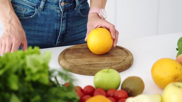 Ženské Ruce Říznuté Nožem Zralý Žlutý Pomeranč Dřevěné Kuchyňské Desce — Stock video