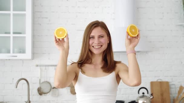 Wesoła Dziewczyna Zakrywa Oczy Plasterkami Pomarańczy Emocje Białej Kuchni Zdrowe — Wideo stockowe