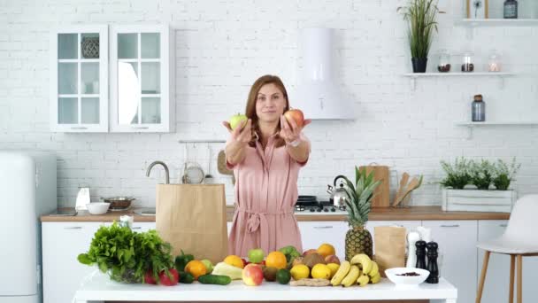 Chica Alegre Cocina Juega Lanza Manzanas Juego Infructuoso Concepto Alimentación — Vídeos de Stock