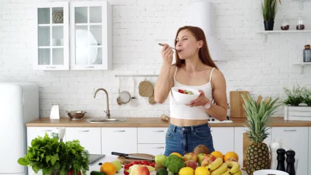 Lycklig Flicka Köket Äter Färsk Grönsakssallad Från Tallrik Ett Bord — Stockvideo