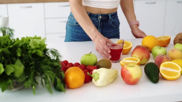 Menina Toma Copo Suco Frutas Recentemente Espremido Bebidas Com Prazer — Vídeo de Stock