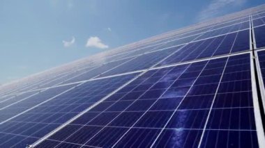 Bir elektrik santralindeki fotovoltaik güneş panelleri. Alternatif enerji üretimi evin çatısında.