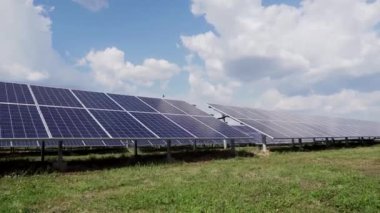 Yeşil alanda güneş çiftliği. Birçok güneş paneli olan modern bir kompleks. Alternatif enerji.