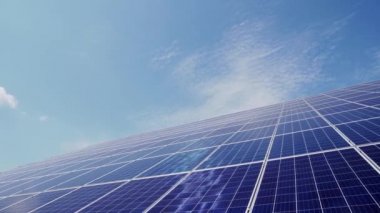 Evin çatısında geniş bir dizi güneş paneli var. Modern enerji santrali, yenilikçi yeşil enerji teknolojileri.