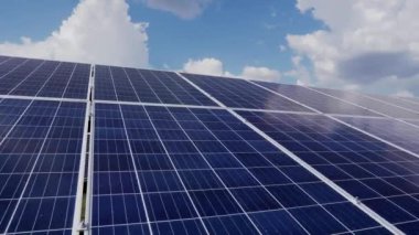 Güneş panellerinin kompleksi gökyüzünün arka planında bulutlarla sıralanmış. Alternatif enerji.