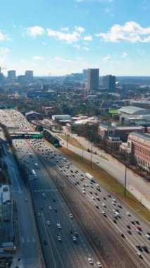 Atlanta, Georgia 'da. Eyaletler arası 85 ve Georgia Teknoloji Enstitüsü 'nün genel görüşü olan iş merkezi. Hava görüntüsü. Dikey.