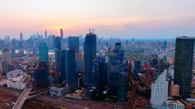 Ufukta Manhattan olan Long Island City gökdelenlerinin akşam manzarası. New York 'un havadan görüntüsü.