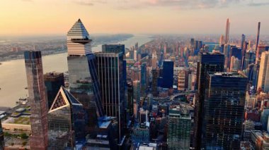 Gün batımında Manhattan şehir merkezinde. Ufukta Hudson Nehri ve Central Park 'ın olduğu 10. Cadde' deki modern gökdelenlerin panoramik görüntüsü..