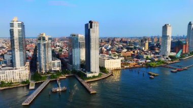 Brooklyn 'deki Williamsburg' un yerleşim bölgelerinde East River 'da gökdelenler var. Tekneli rıhtımlar ve dinlenen insanlar. Domino Parkı. Hava görünümü.