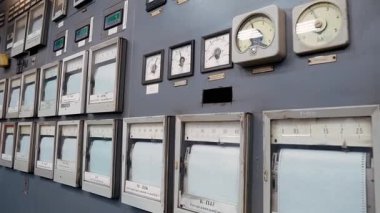 Eski bir elektrik santralinin düğmeleri ve göstergeleri olan kontrol paneli. Elektrik ve göstergeleri ölçmek için aygıtlar.