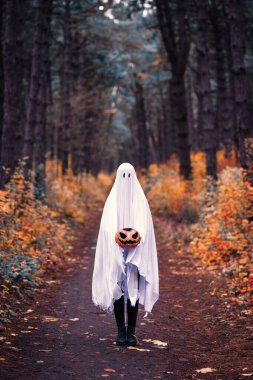 Ormanda kaybolmuş bir öcü.