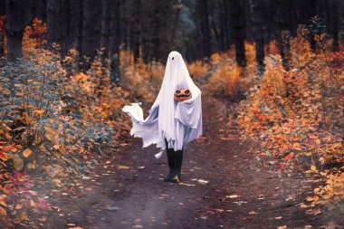 Ormanda kaybolmuş bir öcü.