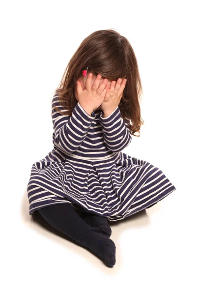 Niña Con Las Manos Cubriendo Cara — Foto de Stock