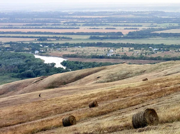 Feld rollt Heu perspektivisch Hügel — Stockfoto