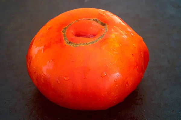 Tomate rouge sur noir — Photo