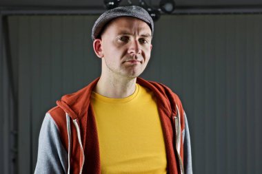 Sarı tshirt kel genç adam. Tshirt mockup kavramı.