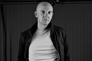 Sarı tshirt kel genç adam. Tshirt mockup kavramı.