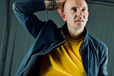 Sarı tshirt kel genç adam. Tshirt mockup kavramı.