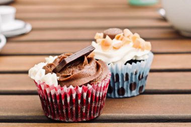 Ahşap masa üzerinde lezzetli ve taze kek. Tatlı gıda kavramı.