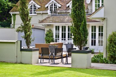 Yeşil bahçe evin yanında. Yaz konsepti. İngiltere.