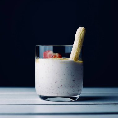 Hindistan cevizi sütü, çilek ve şeker tatlı tapyoka.