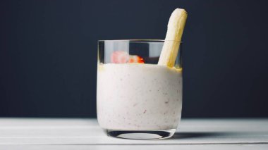 Hindistan cevizi sütü, çilek ve şeker tatlı tapyoka.