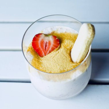 Hindistan cevizi sütü, çilek ve şeker tatlı tapyoka.