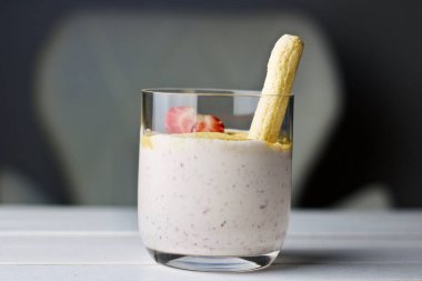 Hindistan cevizi sütü, çilek ve şeker tatlı tapyoka.