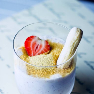 Hindistan cevizi sütü, çilek ve şeker tatlı tapyoka.