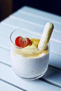 Hindistan cevizi sütü, çilek ve şeker tatlı tapyoka.