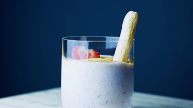 Hindistan cevizi sütü, çilek ve şeker tatlı tapyoka.