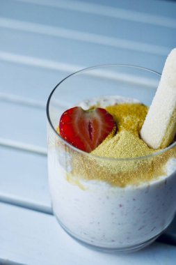 Hindistan cevizi sütü, çilek ve şeker tatlı tapyoka.