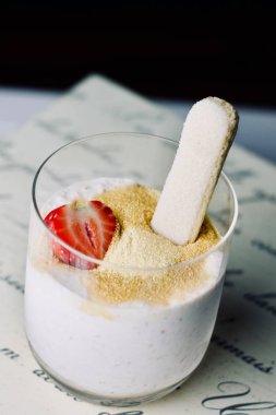 Hindistan cevizi sütü, çilek ve şeker tatlı tapyoka.